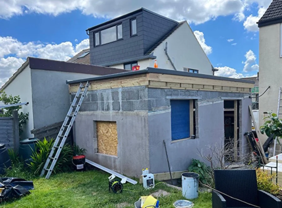 Flat roof structure on a new house extension build